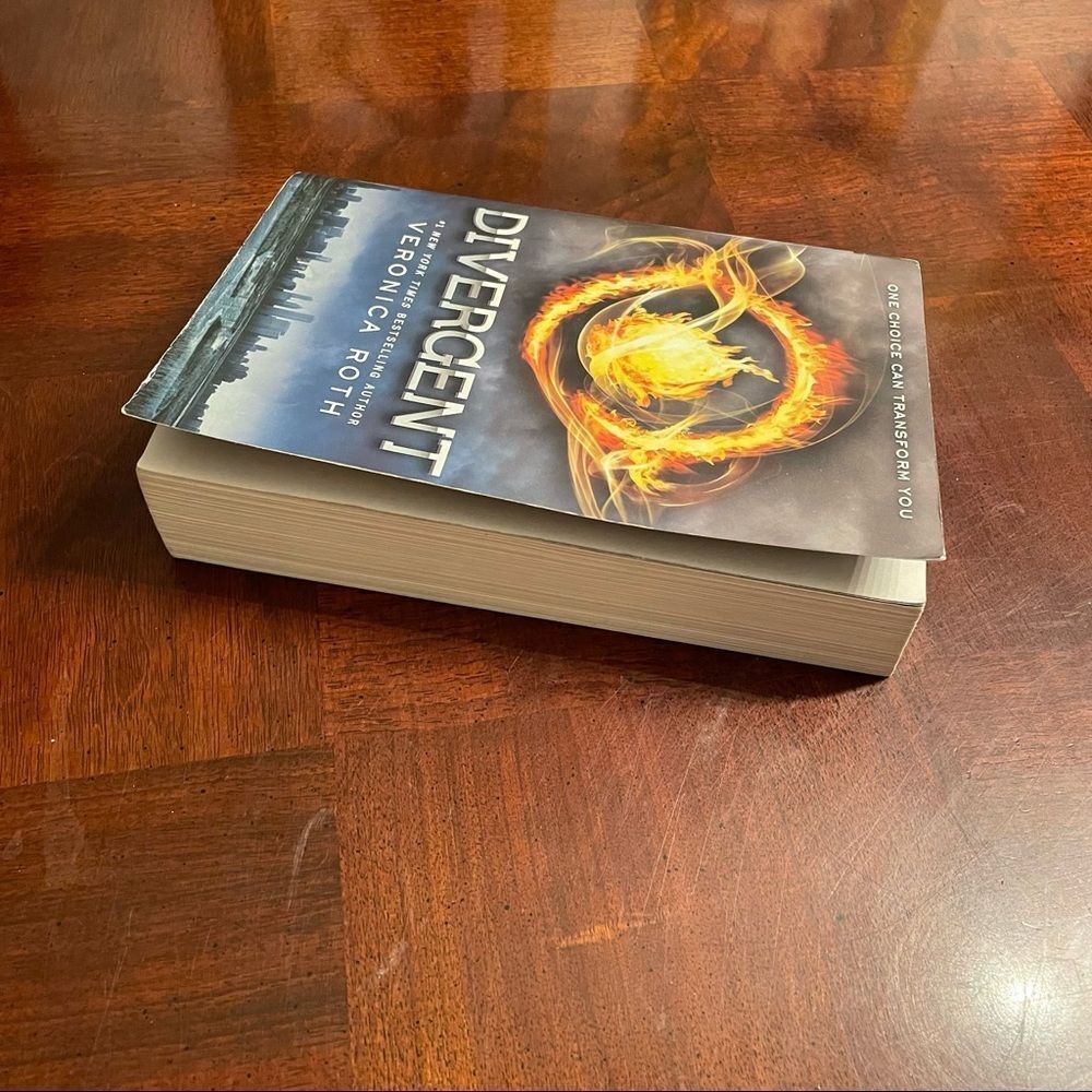 Divergent Book - Picture 3 of 5